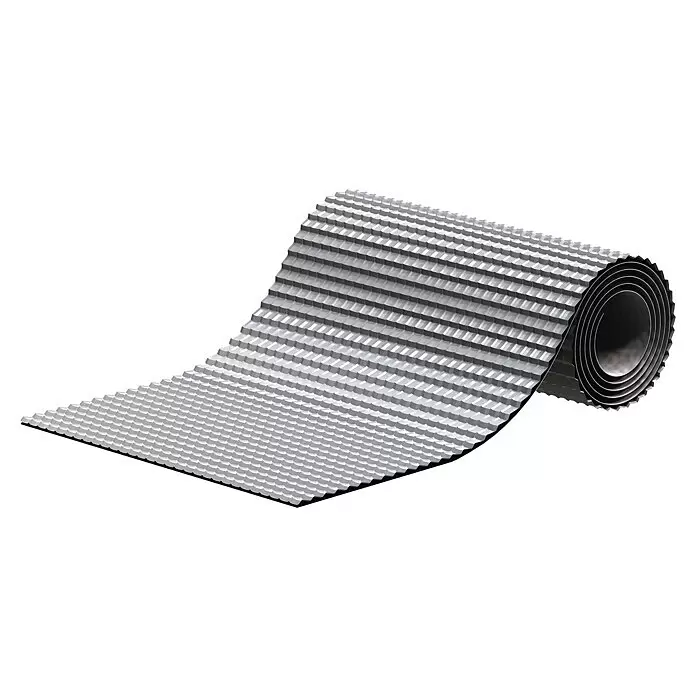 Sarei Wand- & Kaminanschlussband Alu-Flex - 5 m x 300 mm, Grau - Gerollte graue Dämmmatte mit strukturierter, geriffelter Oberfläche und dunkler Unterseite.