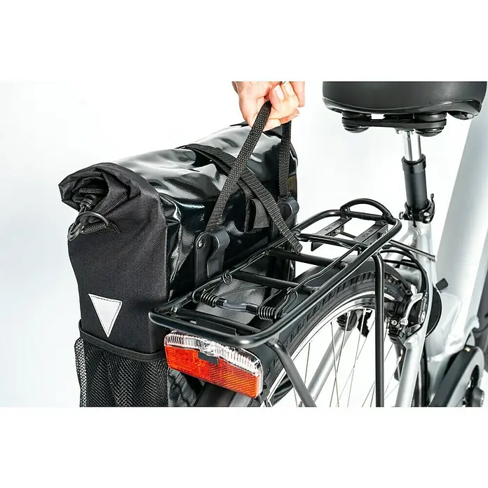 Fischer Gepäckträgertasche Kurier - L x B x H: 43,5 x 41 x 3,5 cm, Volumen: 18 l - Fahrradtasche am Gepäckträger eines Fahrrads. Die Tasche ist schwarz und wasserdicht, ideal für den Transport von Gegenständen.