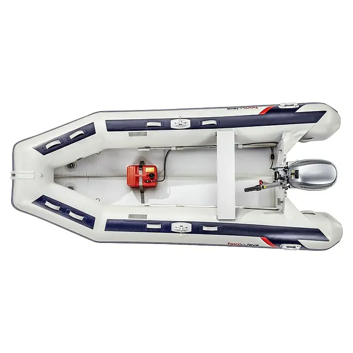 Honda Marine Schlauchboot T38-IE3 - L x B: 376 x 170 cm, Geeignet für: Max. 5 Personen, Nutzlast: 950 kg - Ein aufblasbares Schlauchboot mit Motor und Treibstofftank, gesehen von oben. Das Boot ist weiß mit dunkelblauen Akzenten und roten Details.