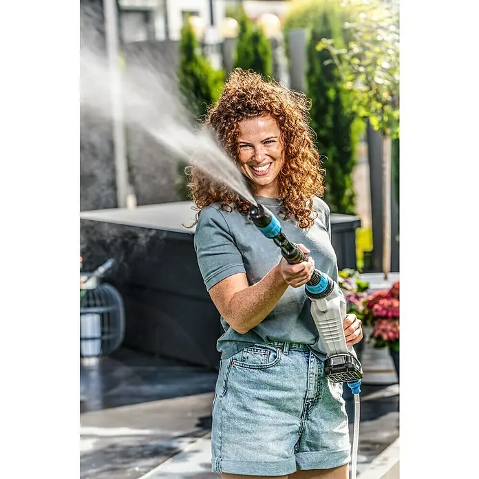 Gloria Power for All 18V Druckreiniger MultiJet - 18 V, Li-Ionen, 1 Akku, Max. Druck: 24,9 bar - Frau benutzt einen Gardena-Akku-Hochdruckreiniger zum Reinigen im Freien. Das Gerät ist kabellos und kompakt für den flexiblen Einsatz.
