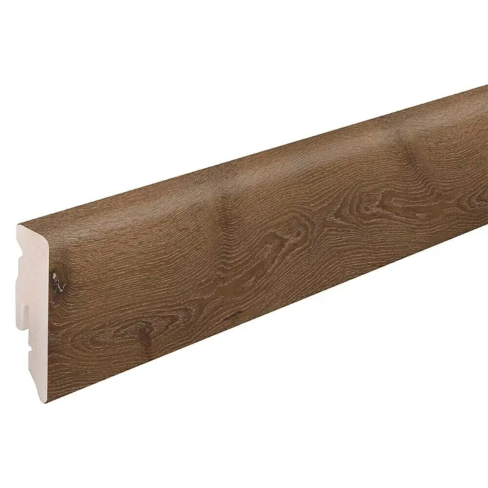 Profiles and more Sockelleiste KU051L Charleston Oak - 240 cm x 15 mm x 50 mm - Nahaufnahme einer Sockelleiste in Holzoptik, ideal für Bodenabschlüsse und als dekoratives Element im Innenbereich.