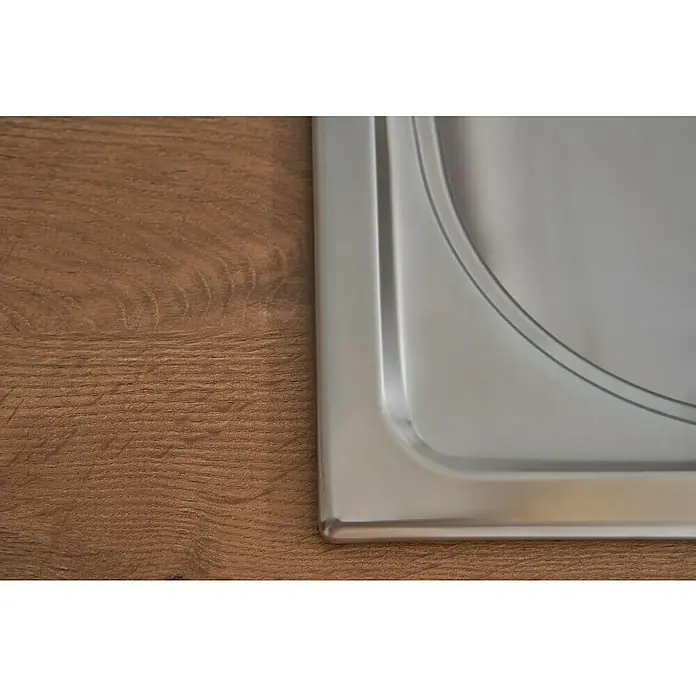 Respekta Einbauspüle - 86 x 43,5 cm, Edelstahl, Edelstahl - Detailaufnahme einer Edelstahlspüle auf einer Holzoberfläche, die die saubere Verarbeitung und das moderne Design des Produkts hervorhebt.