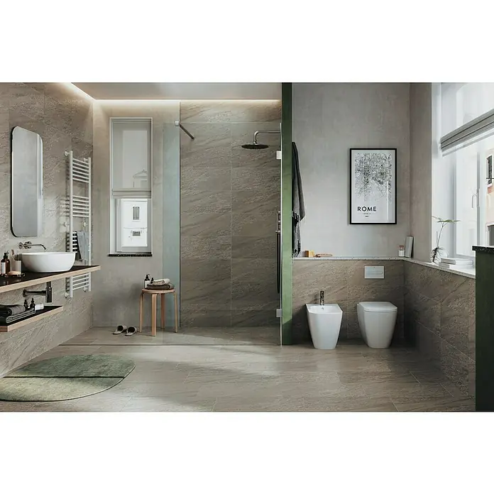 Atlas Concorde Solution Valmalenco Feinsteinzeugfliese Grigio - 30 x 60 cm, Grau, Matt - Das Bild zeigt ein modernes Badezimmer mit grauen Fliesen, einer ebenerdigen Dusche und weißen Sanitäranlagen. Ein stilvoller Raum für Entspannung und Komfort.
