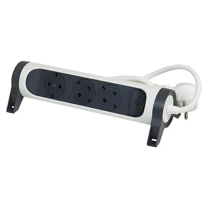 Legrand Base de enchufe múltiple Simple - x 3, Blanco/Negro, Longitud del cable: 1,5 m, IP20, Con interruptor - Una regleta blanca con tres enchufes y un interruptor, sobre un fondo negro.