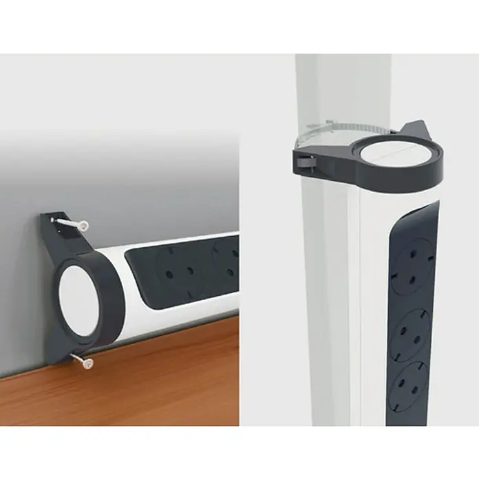 Legrand Base de enchufe múltiple con USB - x 5, Blanco/Negro, Longitud del cable: 1,5 m, IP20, Con interruptor - Una regleta blanca con borde negro está montada en una pared y en un zócalo.