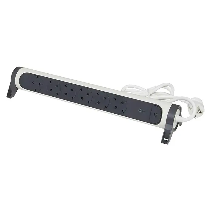 Legrand Base de enchufe múltiple pararrayos - Blanco/Negro, Longitud del cable: 1,5 m, 3.680 W - Una regleta blanca con múltiples tomas de corriente y un cable. La regleta tiene enchufes oscuros.