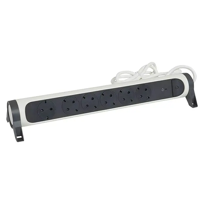 Legrand Base de enchufe múltiple pararrayos - Blanco/Negro, Longitud del cable: 1,5 m, 3.680 W - Imagen de una regleta blanca con seis enchufes, apta para su uso en hogares u oficinas con un cable de alimentación.