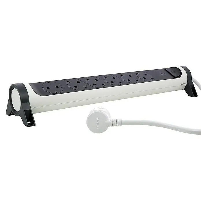 Legrand Base de enchufe múltiple pararrayos - Blanco/Negro, Longitud del cable: 1,5 m, 3.680 W - Regleta Legrand con seis enchufes y cable blanco, ideal para conectar varios dispositivos de forma segura.