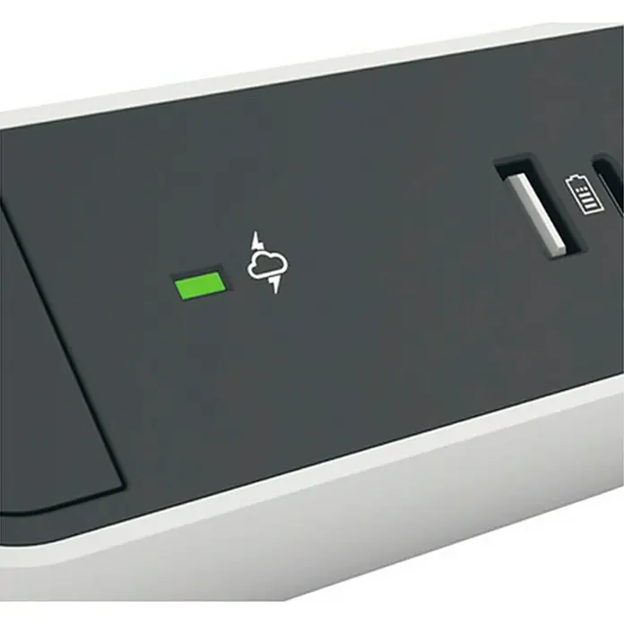 Legrand Base de enchufe múltiple con USB - x 5, Blanco/Negro, Longitud del cable: 1,5 m, IP20, Con interruptor - Primer plano de un protector contra sobretensiones blanco con superficie gris, puertos USB, símbolo de protección contra sobretensiones e indicador LED verde.