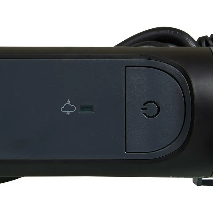 Legrand Base de enchufe múltiple con USB - x 5, Negro, Longitud del cable: 1,5 m, IP20, Con interruptor - Primer plano de un dispositivo negro con un símbolo de nube y rayo y un botón de encendido.