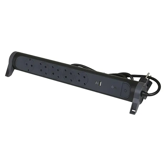 Legrand Base de enchufe múltiple con USB - x 5, Negro, Longitud del cable: 1,5 m, IP20, Con interruptor - Una regleta con múltiples enchufes, puertos USB y un cable de alimentación sobre un fondo oscuro.