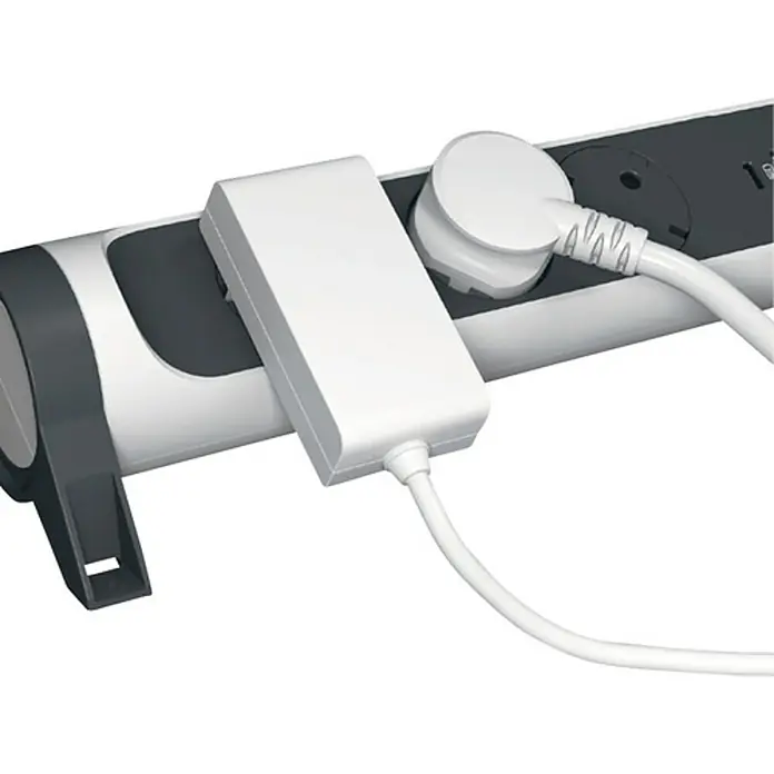 Legrand Base de enchufe múltiple con USB - x 3, Blanco/Negro, Longitud del cable: 1,5 m, IP20, Con interruptor - Un primer plano de una regleta con un enchufe insertado y un adaptador de corriente grande conectado a la toma.