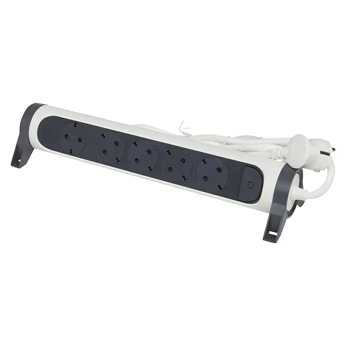 Legrand Base de enchufe múltiple Simple - x 5, Blanco/Negro, IP20, Con interruptor - Una regleta blanca con seis enchufes y un diseño de acento gris, completa con un enchufe y cable conectados.