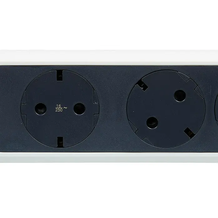 Legrand Base de enchufe múltiple Simple - x 5, Blanco/Negro, IP20, Con interruptor - Primer plano de una regleta de enchufes en blanco y negro, que ofrece una visión clara de los enchufes y su diseño. Destacando su función.