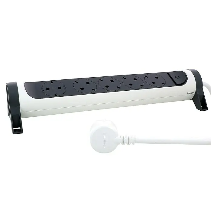 Legrand Base de enchufe múltiple Simple - x 5, Blanco/Negro, IP20, Con interruptor - Una regleta blanca Legrand con cinco enchufes y un cable blanco con enchufe para dispositivos electrónicos y electrodomésticos en el hogar.