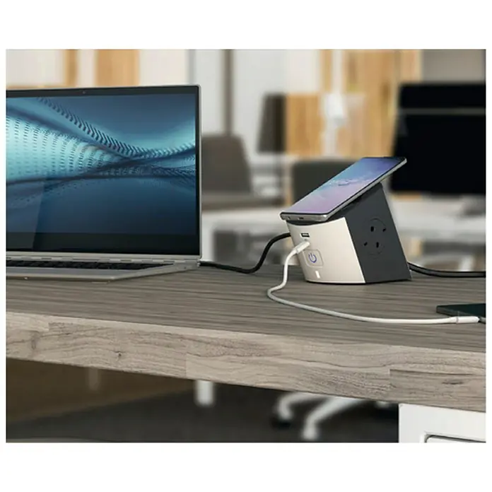 Legrand Base de enchufe múltiple Power Charging - Negro/Blanco, IP20, Con interruptor - Imagen de producto de un ordenador portátil y una estación de carga móvil con puertos USB y enchufes en un escritorio.