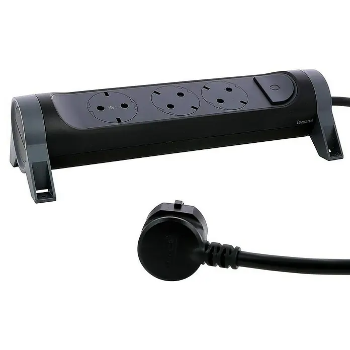 Legrand Base de enchufe múltiple Simple - x 3, Negro, Longitud del cable: 1,5 m, IP20, Con interruptor - Regleta de enchufes Legrand con cable negro y enchufe para el mercado europeo.