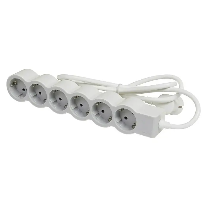 Legrand Base de enchufe múltiple Estándar - x 6, Gris, Longitud del cable: 1,5 m, IP20 - Una regleta blanca Legrand con seis enchufes y un cable blanco, sobre un fondo negro.