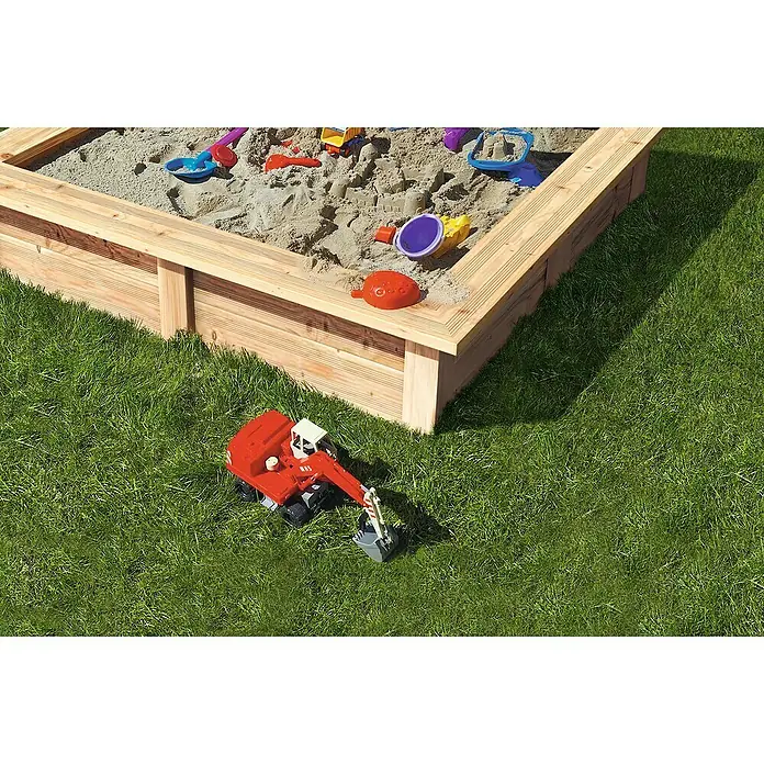 Rettenmeier Kombibrett - 200 x 9,5 x 1,9 cm, Douglasie - Holzkiste mit Sand und Spielzeug. Ein Spielzeugbagger steht auf dem Rasen und wartet auf seinen Einsatz im Sandkasten.
