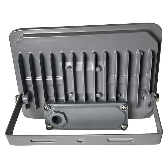 Profi Depot LED-Strahler - 30 W, 4.800 lm, 4.000 K, L x B x H: 21 x 3,7 x 14,7 cm, IP65 - Nahaufnahme einer grauen LED-Flutlichtleuchte, die Details wie Kühlrippen und Montagebügel hervorhebt.