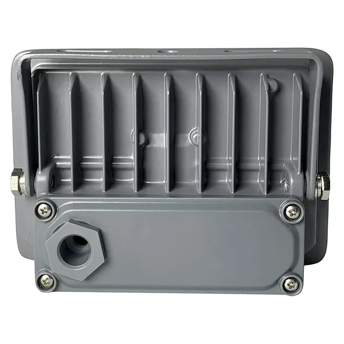 Profi Depot LED-Strahler - 10 W, 1.600 lm, 4.000 K, L x B x H: 13,6 x 4,4 x 9,4 cm, IP65 - Nahaufnahme einer grauen LED-Flutlichtleuchte mit Kühlrippen und Schrauben.
