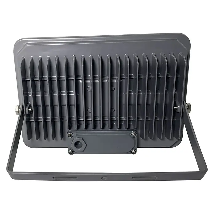 Profi Depot LED-Strahler - 50 W, 8.000 lm, 4.000 K, L x B x H: 26 x 4,1 x 18,2 cm, IP65 - Rückansicht einer grauen LED-Flutlichtlampe mit Kühlrippen und einer Halterung für die Montage.