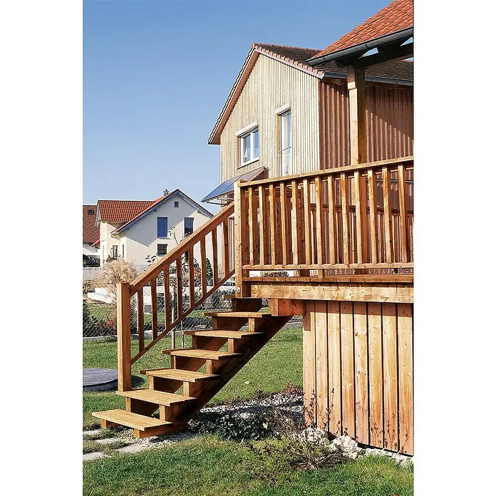 Glattkantbrett - 300 x 14,5 x 1,8 cm, Douglasie - Holzterrasse mit Treppe, die zum Garten führt, und Holzgeländer, das die Terrasse umgibt. Das Holz hat eine warme, natürliche Farbe.