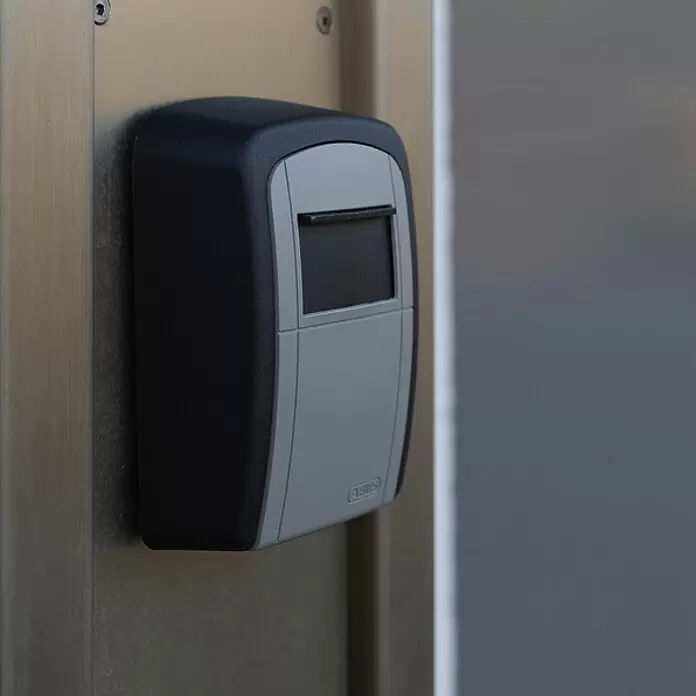 Abus Schlüsselbox Key Garage 707 - Geeignet für: 7 Schlüssel, L x B x H: 39 x 88 x 120 mm, Ohne Bügel - Dunkel- und hellgraues ABUS Zutrittskontroll-Tastenfeld an Metalloberfläche montiert.