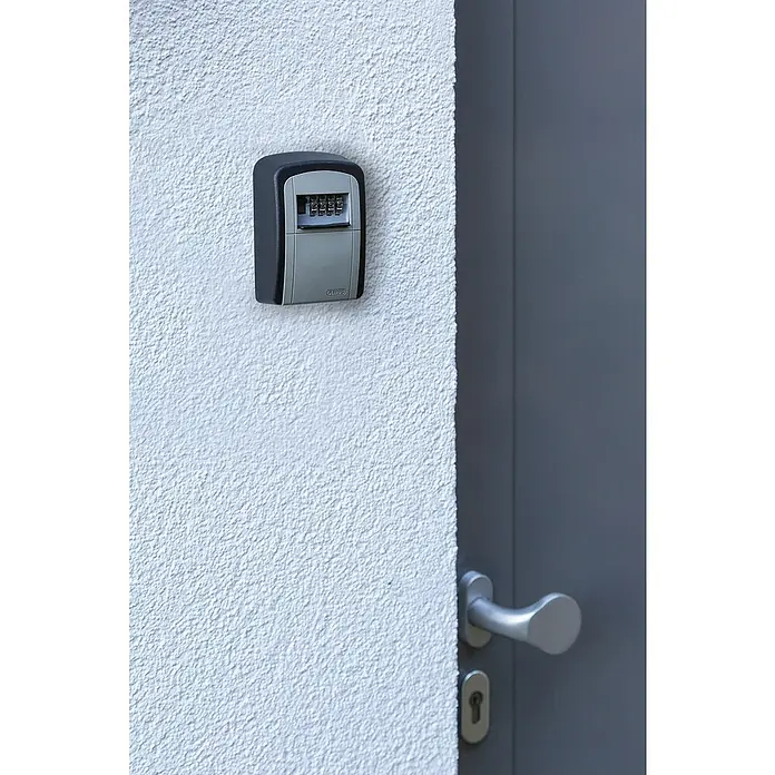 Abus Schlüsselbox Key Garage 707 - Geeignet für: 7 Schlüssel, L x B x H: 39 x 88 x 120 mm, Ohne Bügel - Nahaufnahme einer ABUS Schlüsseltresor-Kombination zur sicheren Schlüsselaufbewahrung neben einer Tür.