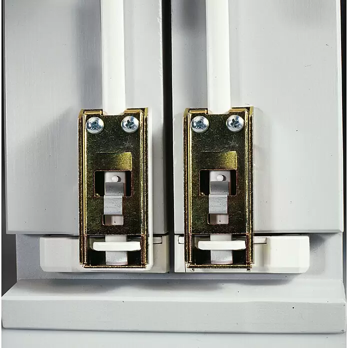Abus Fenster-Stangenschloss FOS 550 - DIN Anschlag: Universell einsetzbar, Weiß - Zwei goldene Metallriegel mit weißen Kunststoffteilen, an weißen vertikalen Profilen befestigt, Teil eines Verschlussmechanismus.