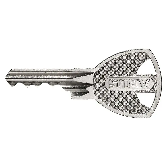 Abus Vorhängeschloss 45/40 - B x H: 39 x 60 mm, Bügelstärke: 6,5 mm, Messing, Anzahl Schlüssel: 2 Stk. - Nahaufnahme eines ABUS-Schlüssels mit gezacktem Profil und ABUS-Logo auf dem Griff. Der Schlüssel ist aus silbernem Metall und liegt auf schwarzem Hintergrund.