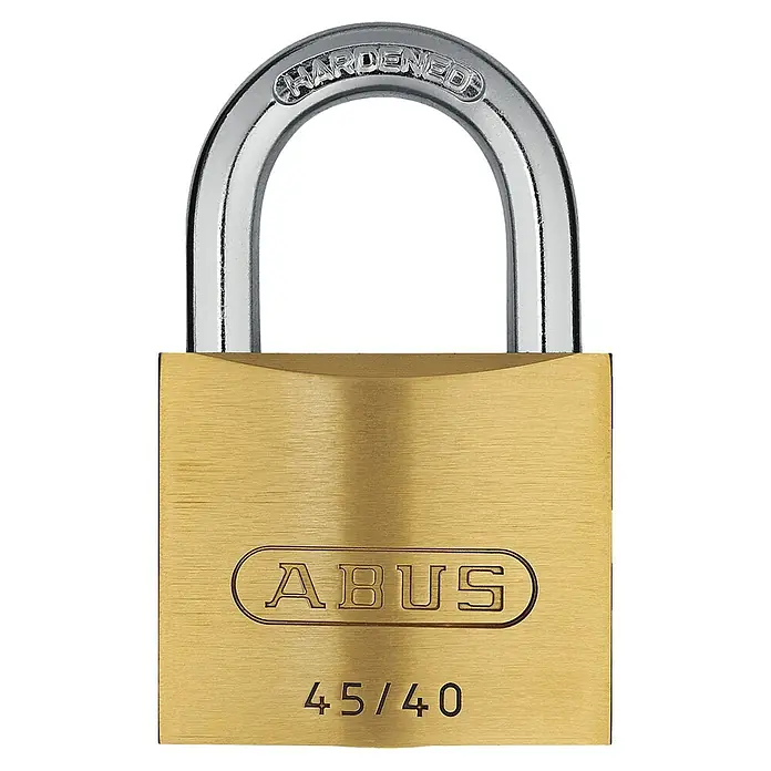 Abus Vorhängeschloss 45/40 - B x H: 39 x 60 mm, Bügelstärke: 6,5 mm, Messing, Anzahl Schlüssel: 2 Stk. - Nahaufnahme eines ABUS Vorhängeschlosses 45/40, das für seine Robustheit und Zuverlässigkeit bekannt ist, ideal für den Innen- und Außenbereich.