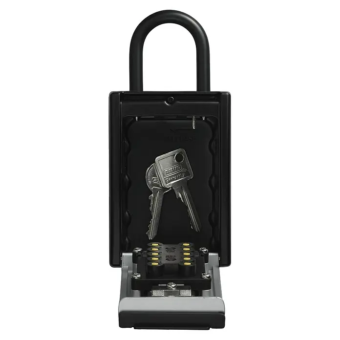Abus Schlüsselbox Key Garage 777 - Geeignet für: Bis zu 20 Schlüssel, L x B x H: 47 x 84 x 180 mm, Mit Bügel - Nahaufnahme eines ABUS Schlüsselsafes mit geöffneter Klappe, in dem sich zwei Schlüssel und ein Zahlencode befinden.