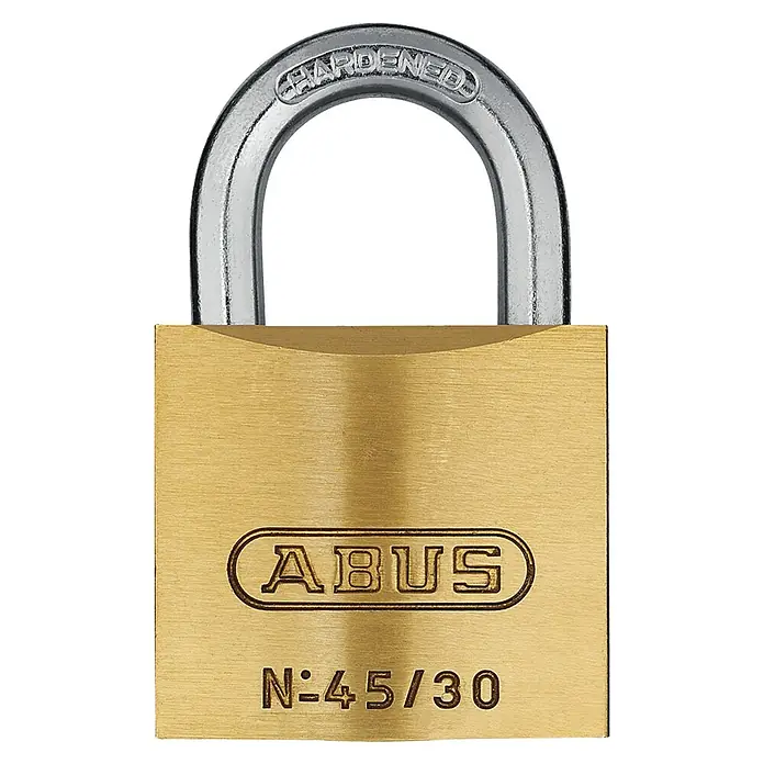Abus Vorhängeschloss 45/30 - B x H: 29 x 45 mm, Bügelstärke: 5 mm, Messing, Anzahl Schlüssel: 5 Stk. - Nahaufnahme eines ABUS-Vorhängeschlosses mit der Aufschrift "HARDENED" auf dem Bügel und der Modellnummer "N-45/30".