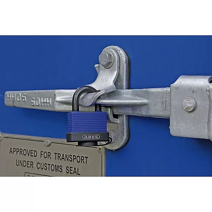 Abus Vorhangschloss Aqua Safe 70IB/45 HB63 Gleichschließend - B x H: 49 x 112 mm, Bügelstärke: 8 mm, Messing - Blaues und schwarzes ABUS Vorhängeschloss sichert eine silberne Versandbehälterverriegelung für den Zolltransport.