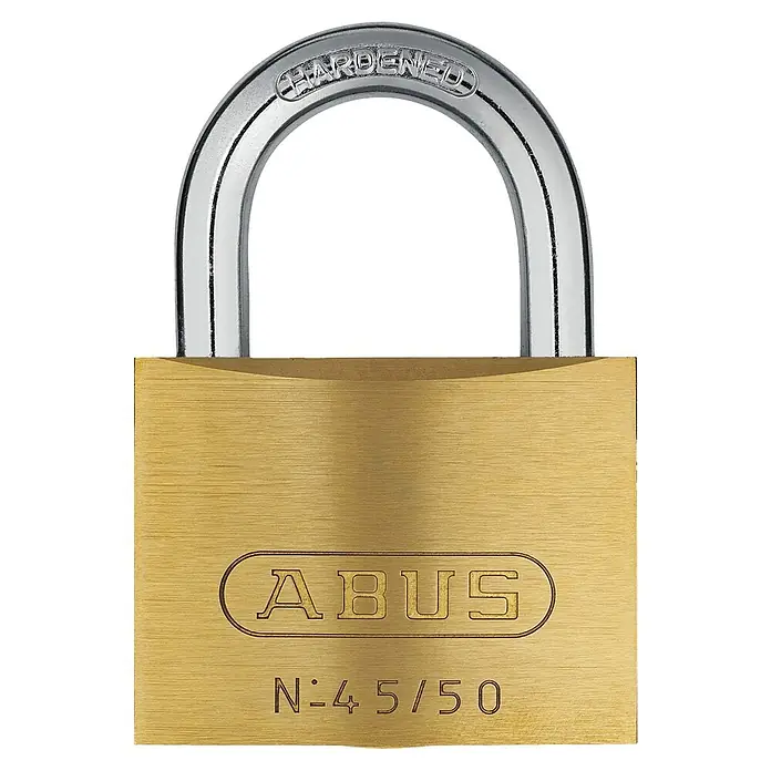 Abus Vorhängeschloss 45/50 - B x H: 48 x 69 mm, Bügelstärke: 7,5 mm, Messing, Anzahl Schlüssel: 2 Stk. - Nahaufnahme eines ABUS Vorhängeschlosses mit gehärtetem Bügel und Messingkörper.