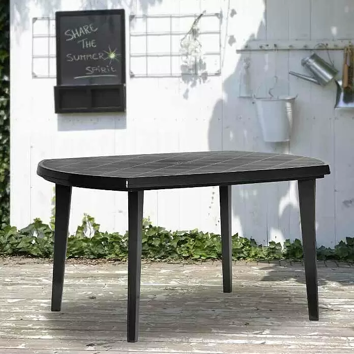 Gartenmöbel-Set Aruba/Elise - 9 -tlg., Baumwolle, Polyester, Graphit - Dunkelgrauer Gartentisch aus Kunststoff mit texturierter Oberfläche, auf einer Holzterrasse.
