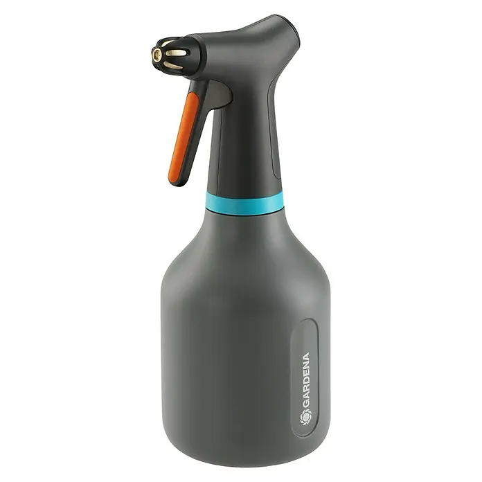 Gardena Handsprüher - Schwarz, 0,75 l - Ein grauer Gardena-Drucksprüher mit einem orangefarbenen Griff und einem blauen Band um den Hals. Er ist für die Bewässerung von Pflanzen konzipiert.