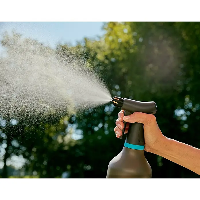 Gardena Handsprüher - Schwarz, 0,75 l - Sprühflasche in Gebrauch, Hand hält die Flasche und sprüht Wasser, ideal für Gartenarbeiten und Pflanzenpflege.