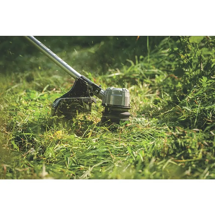 Metabo CAS 18V Akku-Rasentrimmer FSB 36-18 LTX BL 40 - 18 V, 2 Ah, Ohne Akku, Schnittbreite Faden: 40 cm - Detailaufnahme eines Rasentrimmers beim Schneiden von Gras, der für präzise Rasenpflege und Kantenschnitt verwendet wird.