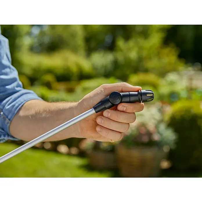 Gardena Drucksprüher Easy Pump - Füllmenge: 5 l - Nahaufnahme einer Hand, die einen Gartensprüher hält, ideal für die Pflanzenpflege im Freien.