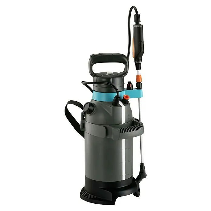 Gardena Drucksprüher Easy Pump - Füllmenge: 5 l - Detaillierte Aufnahme eines Gardena Akku-Drucksprühers. Das Gerät ist ideal für die Gartenarbeit und Pflanzenpflege, mit Akku für flexiblen Einsatz.