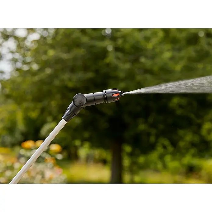 Gardena Drucksprüher Easy Pump - Füllmenge: 5 l - Nahaufnahme eines ausziehbaren Gartensprühgeräts, das Wasser verspritzt, ideal für die Bewässerung von Pflanzen und Gärten.