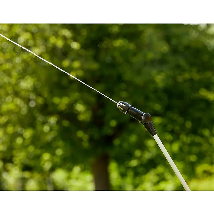 Gardena Drucksprühgerät Plus - 5 l, Gartenspritzmittel - Detailaufnahme eines schwarzen Sprühkopfes mit austretendem Wasserstrahl vor einem grünen, unscharfen Hintergrund.