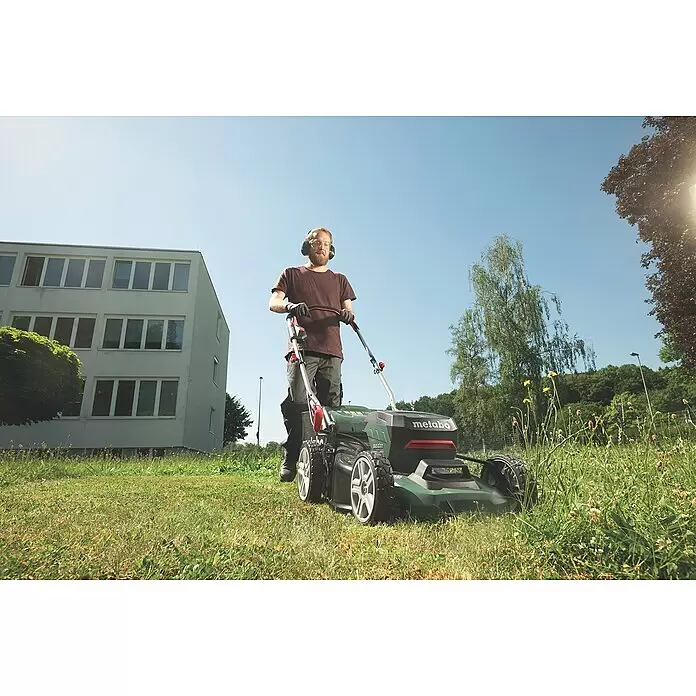 Metabo CAS 18V Akku-Rasenmäher RM 36-18 LTX BL 46 - 18 V, 2 Akkus, 5,2 Ah, Schnittbreite: 46 cm - Anwendungsbeispiel