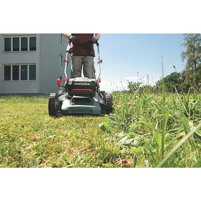 Metabo CAS 18V Akku-Rasenmäher RM 36-18 LTX BL 46 - 18 V, 2 Akkus, 5,2 Ah, Schnittbreite: 46 cm - Der Metabo Akku-Rasenmäher im Einsatz, schneidet mühelos hohes Gras. Ein robustes Gerät für den perfekten Rasenschnitt.