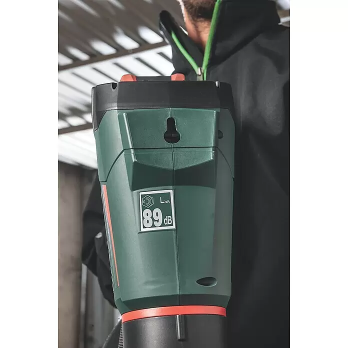 Metabo CAS 18V Akku-Laubbläser LB 18 LTX BL - 18 V, Li-Ionen, 2 Akkus, Blasgeschwindigkeit: 150 km/h - Anwendungsbeispiel