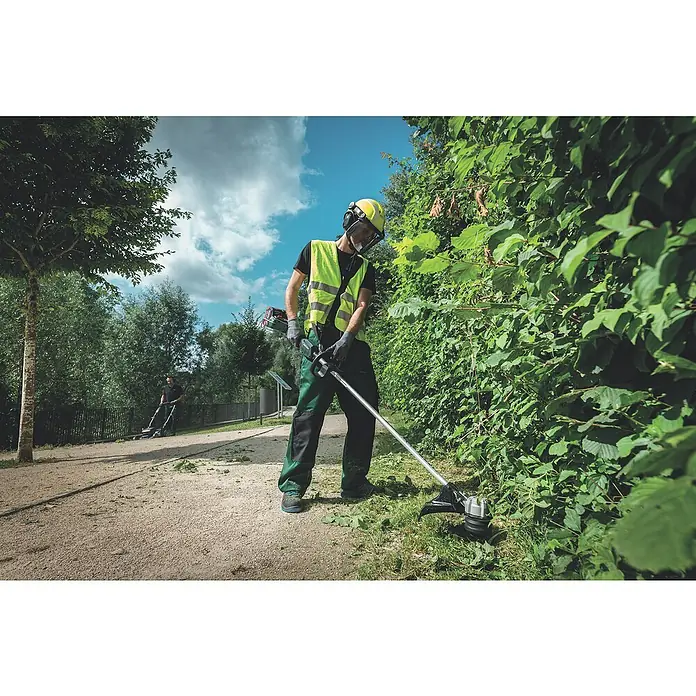 Metabo CAS 18V Akku-Rasentrimmer FSD 36-18 LTX BL 40 - 18 V, 2 Ah, Ohne Akku, Schnittbreite Faden: 40 cm - Ein Landschaftsgärtner trimmt mit einem Rasentrimmer professionell eine Hecke, um das Wachstum zu fördern und das Erscheinungsbild zu verbessern.