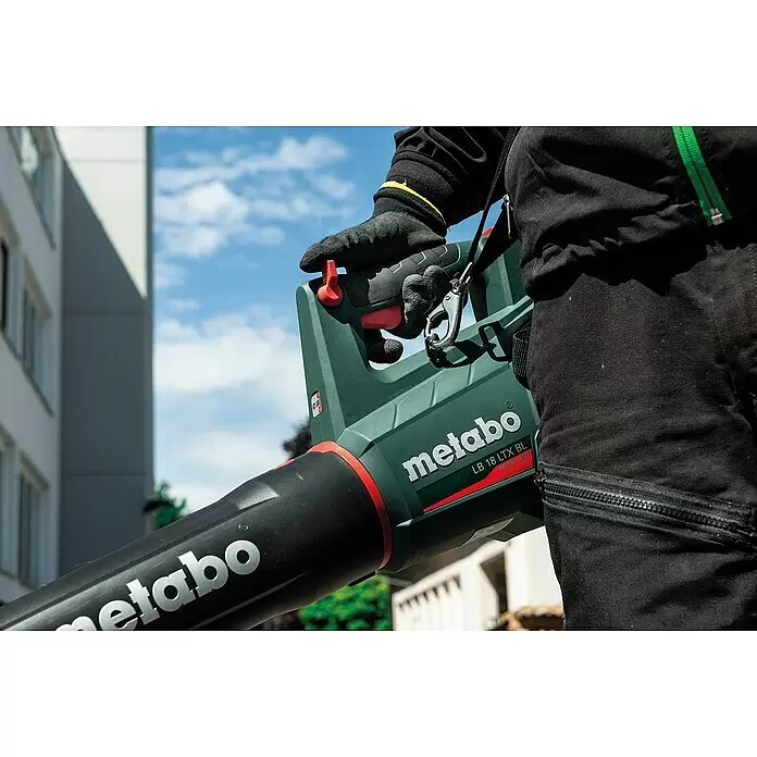 Metabo CAS 18V Akku-Laubbläser LB 18 LTX BL - 18 V, Li-Ionen, 2 Akkus, Blasgeschwindigkeit: 150 km/h - Anwendungsbeispiel