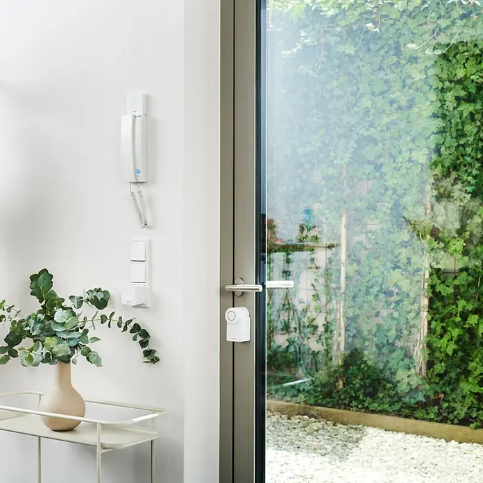 Nuki Elektrischer Türöffner Opener - Passend für: Nuki Smart Lock - Nahaufnahme eines smarten Türschlosses an einer Tür, mit Fokus auf Design und Technologie für moderne Sicherheit.